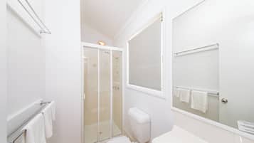 Family Cabin, 2 Bedrooms | Bathroom | Shower, free toiletries, hair dryer, towels