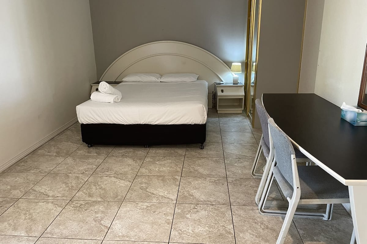 1 Queen with Spa | Desk, laptop workspace, free WiFi, bed sheets