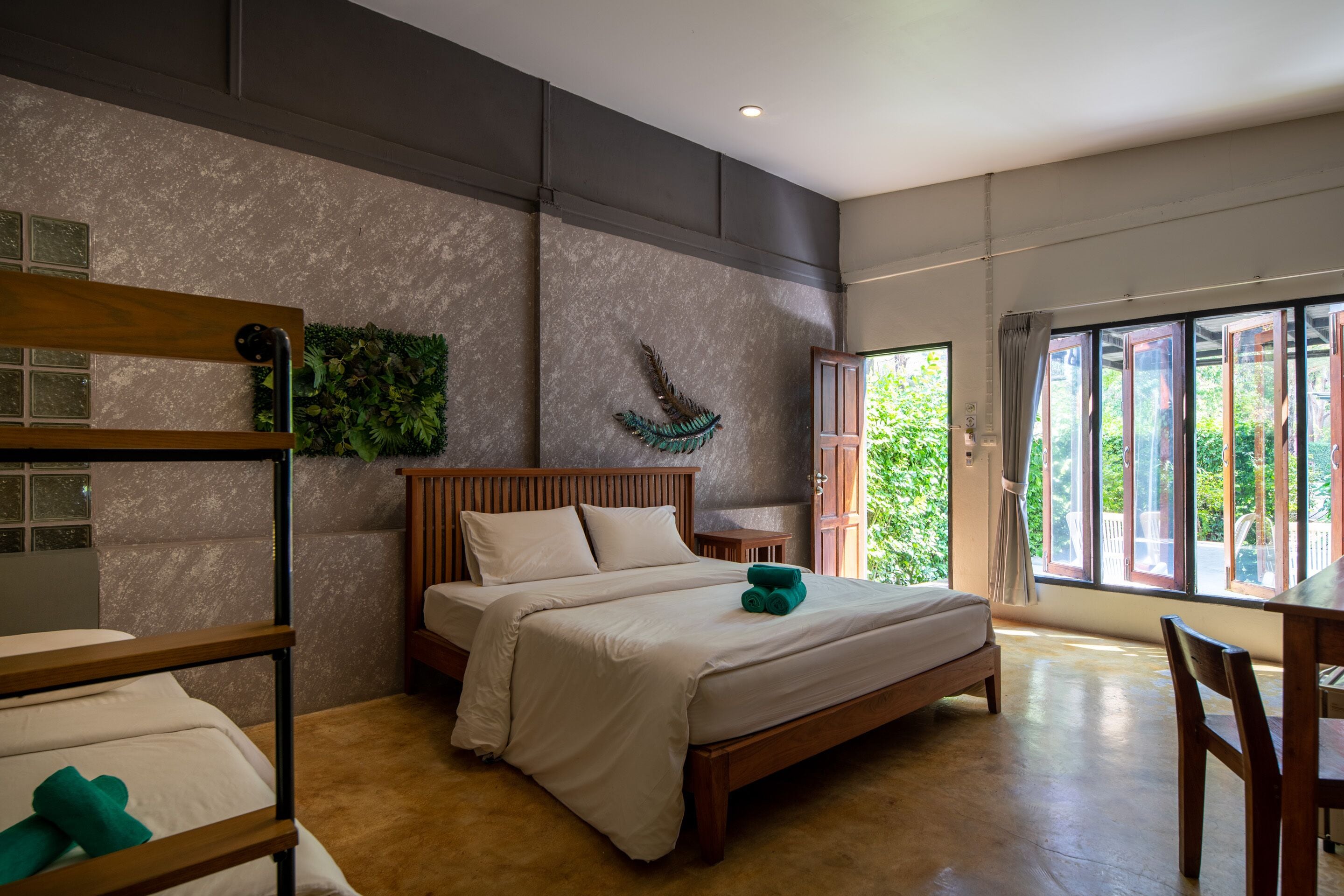 stage 1 king 1 single | in-room safe, desk, laptop workspace, blackout curtains