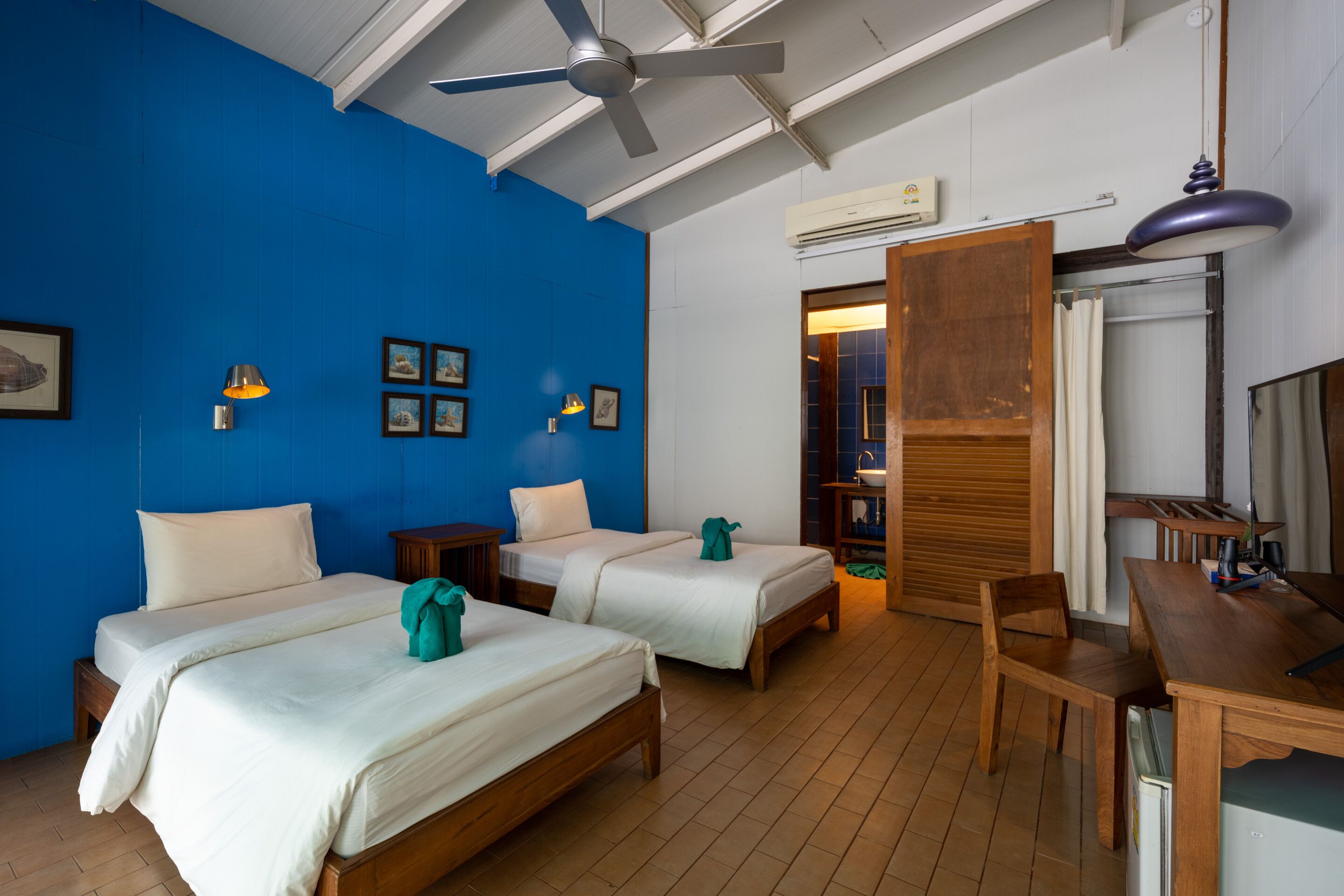 stage 2 singles | in-room safe, desk, laptop workspace, blackout curtains