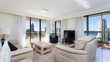 TV de tela plana, DVD player, mesa de pingue-pongue