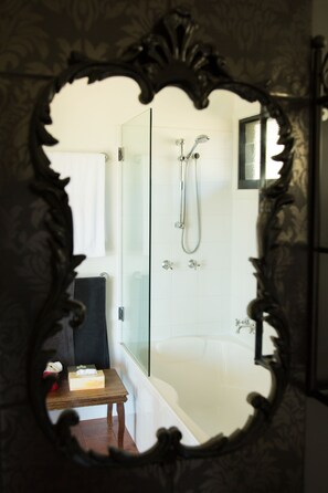 Deep-soaking bathtub - Deshons Retreat (Booie)