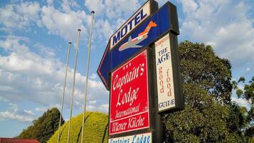 Vista frontal de la propiedad