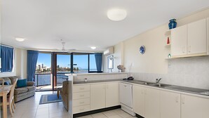 Apartemen Standar, beberapa kamar, Bebas Asap Rokok, dapur (3 Bedroom Level 6) | Dapur pribadi | Lemari es besar, microwave, kompor, dan mesin pencuci piring