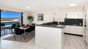 Apartemen Standar, 2 kamar tidur, Bebas Asap Rokok, dapur (Sub Penthouse) | Dapur pribadi | Lemari es besar, microwave, kompor, dan mesin pencuci piring
