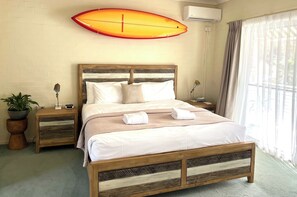 Executive Apartment, 1 King Bed | Desk, blackout drapes, iron/ironing board, bed sheets - Blueys Motel (Blueys Beach)