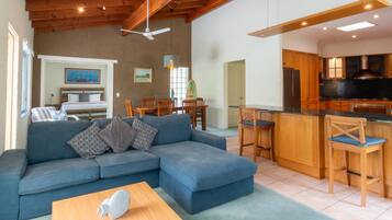 Executive Apartment, 1 King Bed | Living area