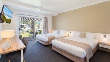 1 kamar tidur, meja kerja, tirai kedap cahaya, dan setrika/meja setrika