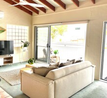 Apartamento ejecutivo, 1 cama de matrimonio grande | Zona de estar | Una televisión LCD, un reproductor de DVD