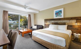 Executive Room, 1 King Bed | Desk, blackout drapes, iron/ironing board, bed sheets