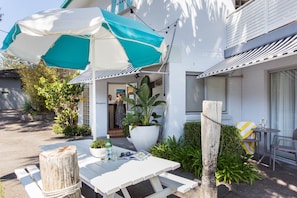 Check-in/check-out kiosk