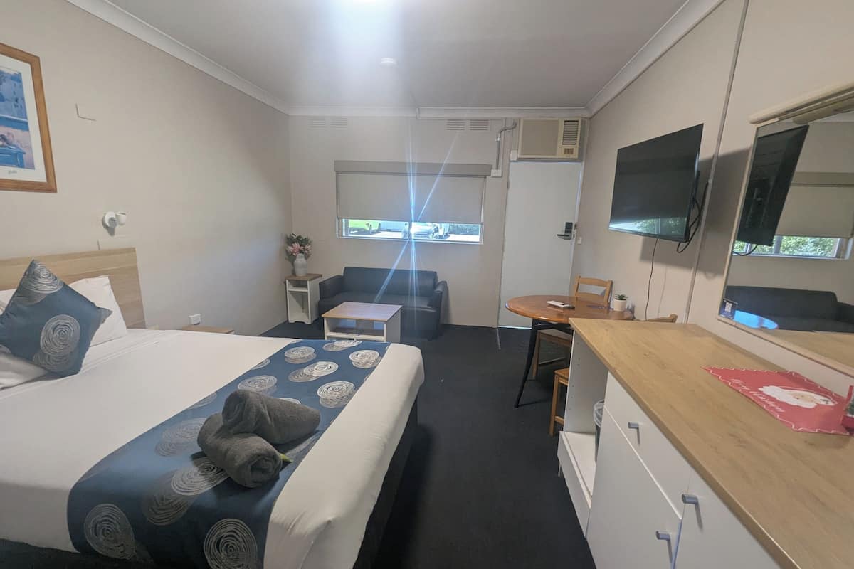 Deluxe Queen Room | Iron/ironing board, WiFi, bed sheets
