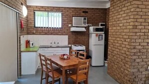 Family Apartment | Private kitchen - Motel Wellington (Wodonga)