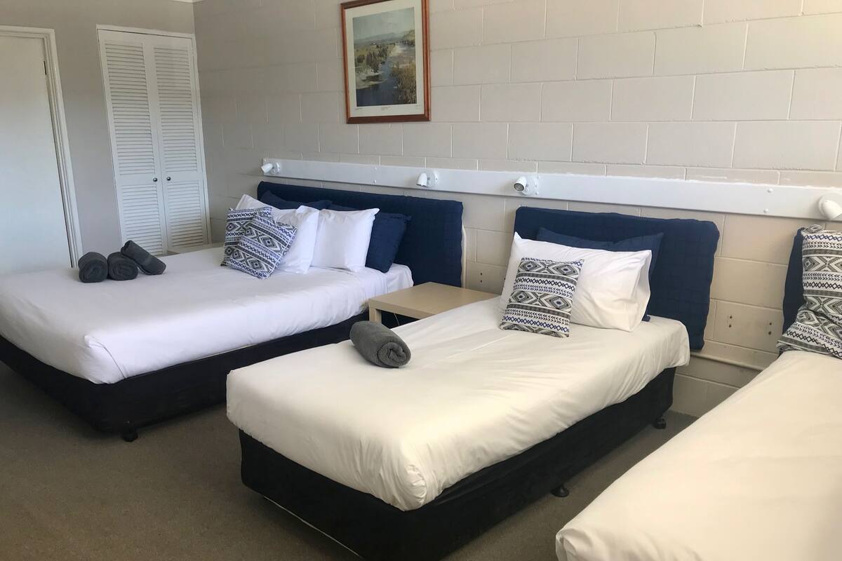 Triple Room | Iron/ironing board, WiFi, bed sheets