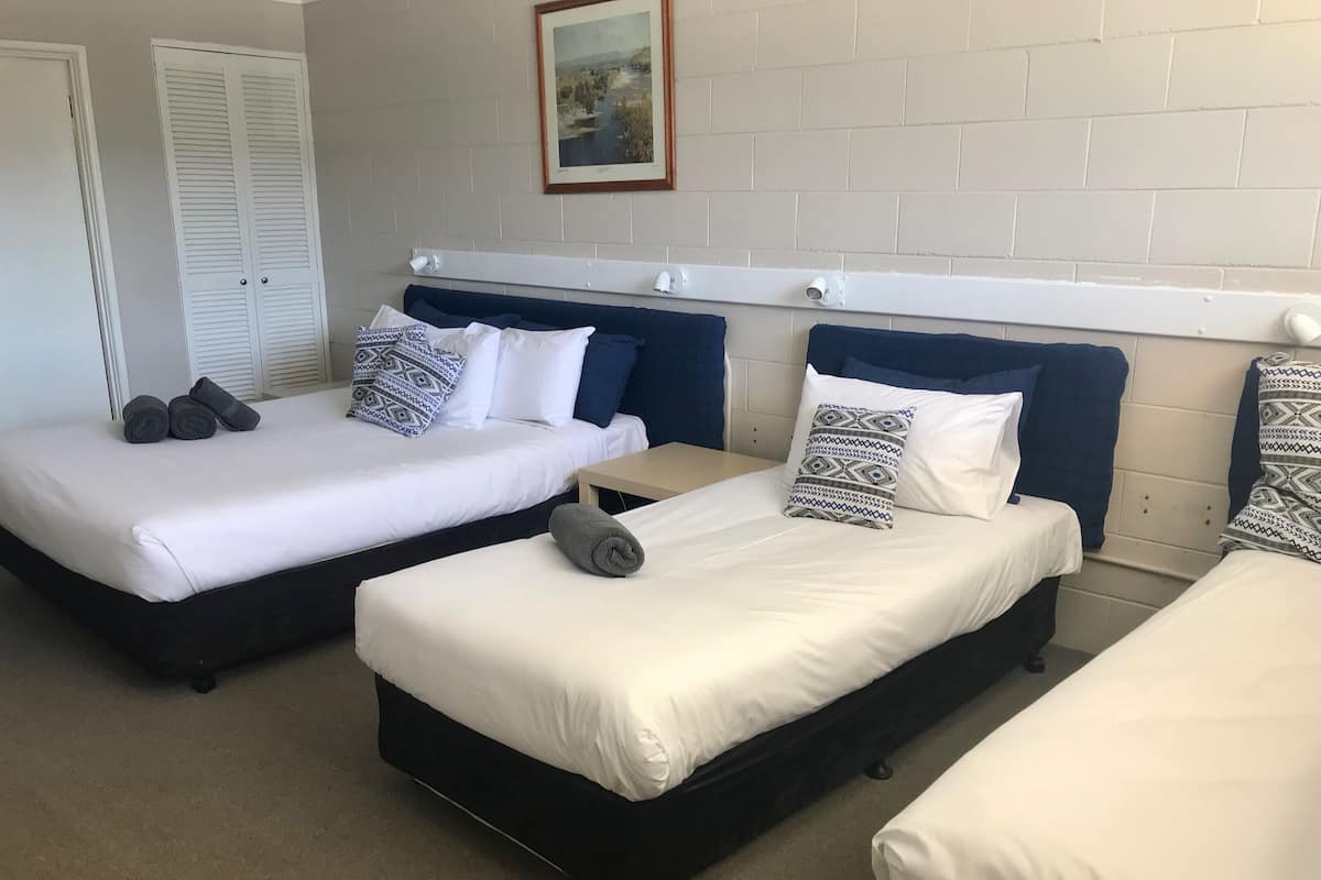 Triple Room | Iron/ironing board, WiFi, bed sheets