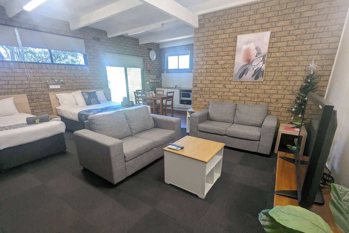Family Apartment | Iron/ironing board, WiFi, bed sheets