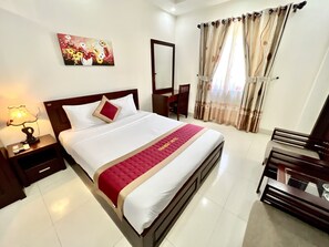 Deluxe Double Room | Dilengkapkan perabot secara berasingan, langsir/tirai gelap terus 