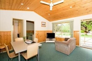 Flat-screen TV, ping pong - Big4 Ballarat Windmill Holiday Park (Cardigan)