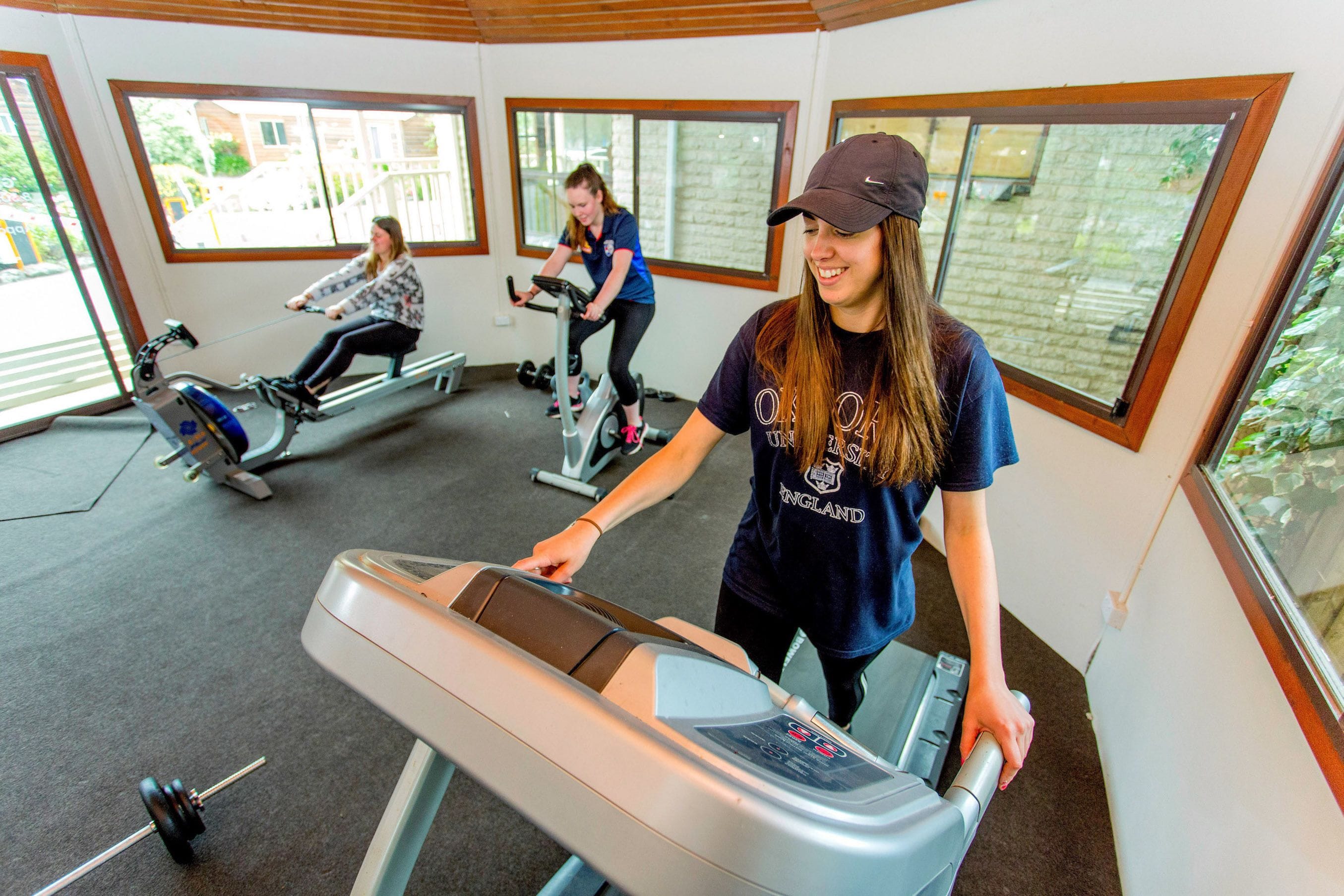 Ein Fitnessstudio mit Ergometer, Laufband und Gewichten.
