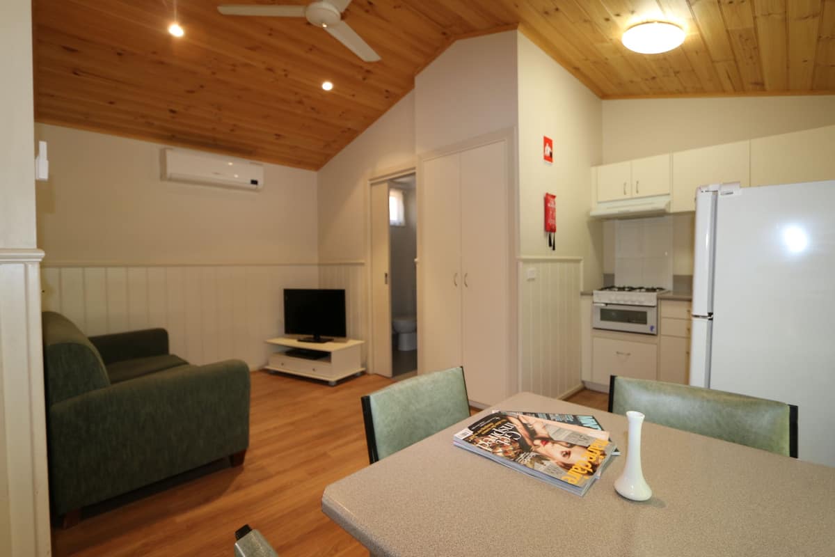 Standard Room, Non Smoking, Kitchen (Wattle room only) | In-room dining