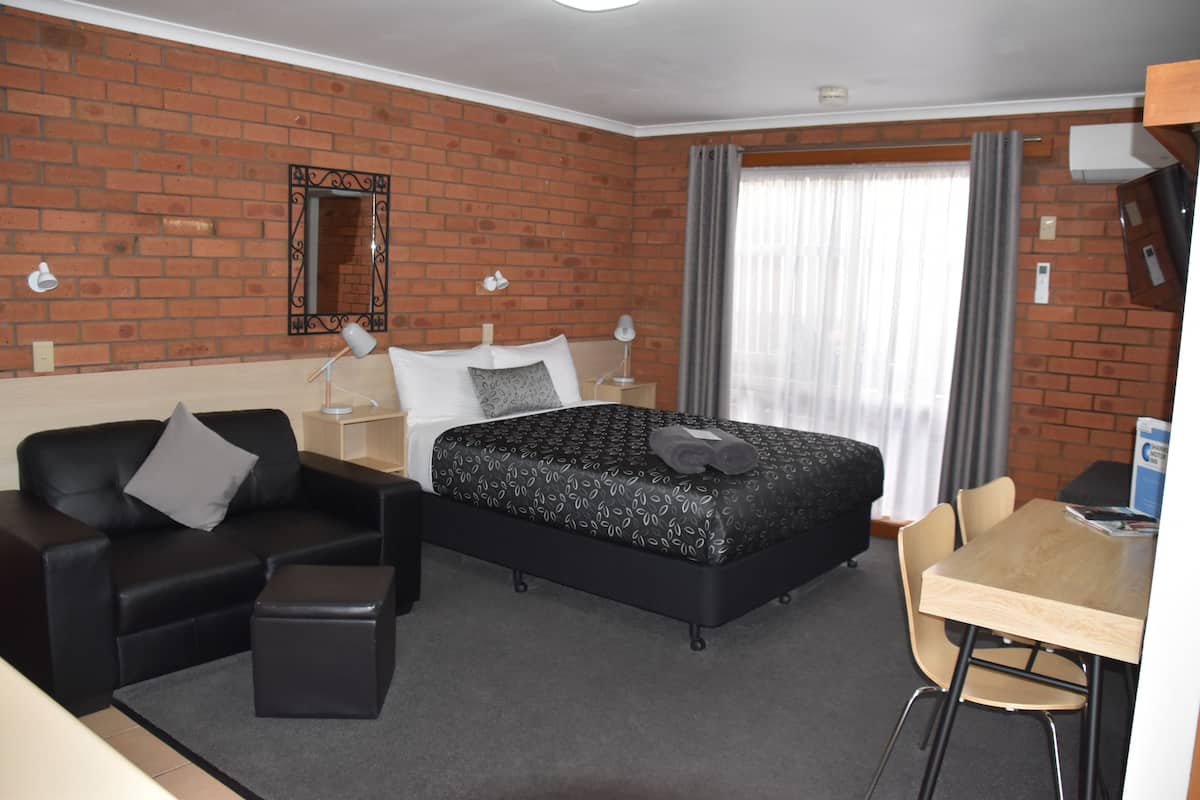 Double Room | Iron/ironing board, cots/infant beds, free WiFi