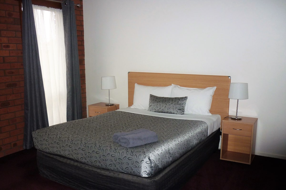 Executive Spa Suite | Iron/ironing board, cots/infant beds, free WiFi