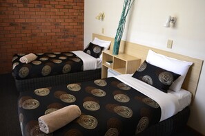 Chambre Familiale | Fer et planche à repasser, lits bébé (en supplément), Wi-Fi gratuit