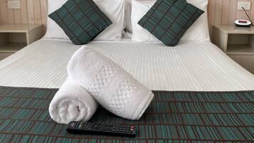 Executive Suite, 2 Bedrooms, Non Smoking, Kitchen (Executive Villa) | 2 bedrooms, iron/ironing board, free WiFi, bed sheets