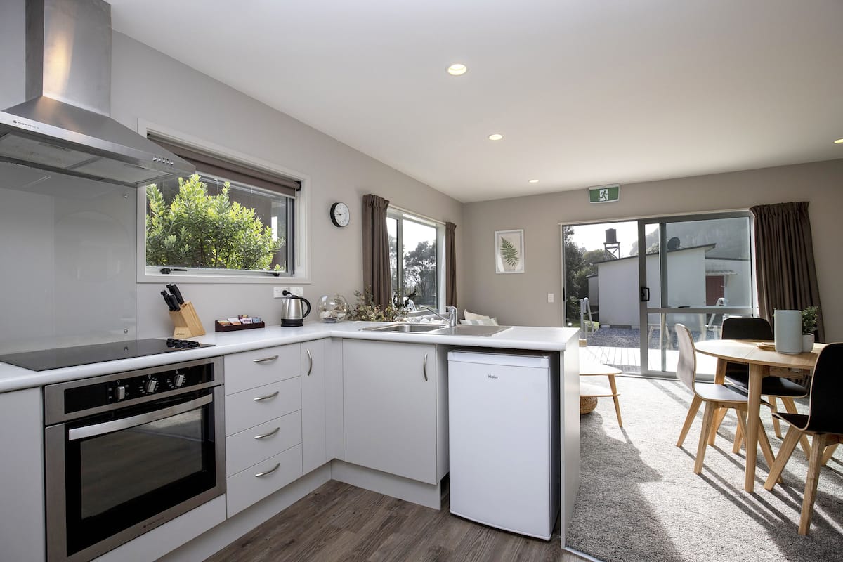 Cabin, 2 Bedrooms, Accessible, Kitchen | Private kitchen | Microwave, coffee/tea maker, electric kettle, toaster