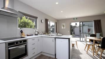 Cabaña, 2 habitaciones, accesible para personas con discapacidad, cocina | Cocina privada | Microondas, cafetera o tetera, hervidor eléctrico y tostadora