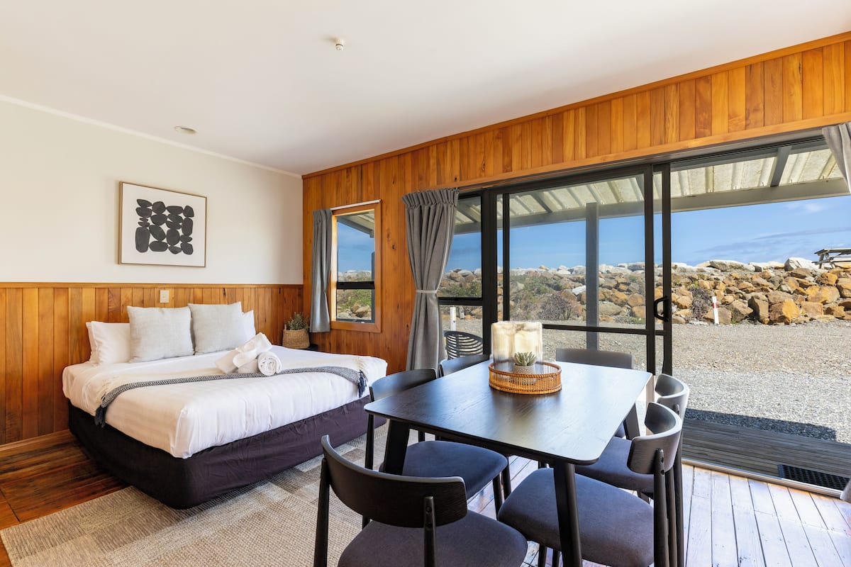 Family Studio, Kitchenette (Motel Unit 6) | In-room dining