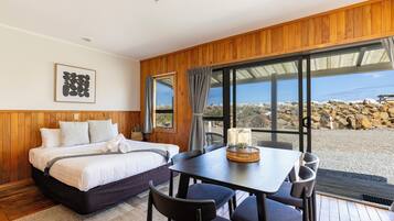 Family Studio, Kitchenette (Motel Unit 6) | In-room dining