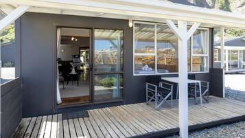 Family Studio, Kitchenette (Motel Unit 6) | Teres/patio