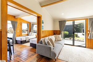 家庭开间, 简易厨房 (Motel Unit 6) | 起居区