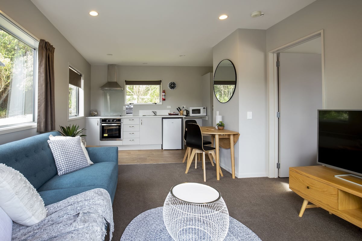 Cabin, 1 Bedroom, Kitchen | Private kitchen | Microwave, coffee/tea maker, electric kettle, toaster
