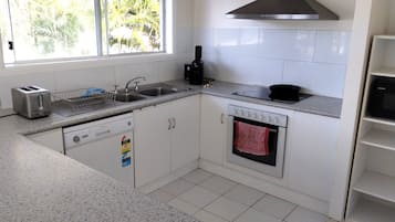 Family Apartment, 3 Bedrooms, Golf View | Private kitchen | Mini-fridge