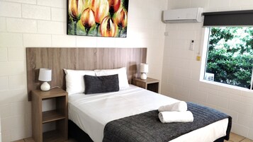 Cubrecamas, colchones con pillow-top y espacio para trabajar con laptop 