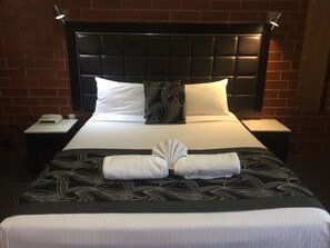 Superior Queen Room  | Desk, iron/ironing board, WiFi, bed sheets - Pooraka Motor Inn (Pooraka)