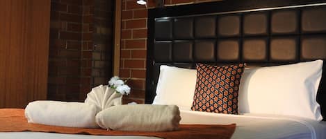 标准房, 1 张特大床 | 办公桌、熨斗/熨衣板、收费 WiFi、床单