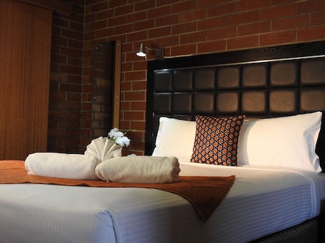 Escritorio, tabla de planchar con plancha, wifi y ropa de cama