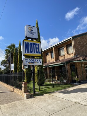 Front of property - Pooraka Motor Inn (Pooraka)