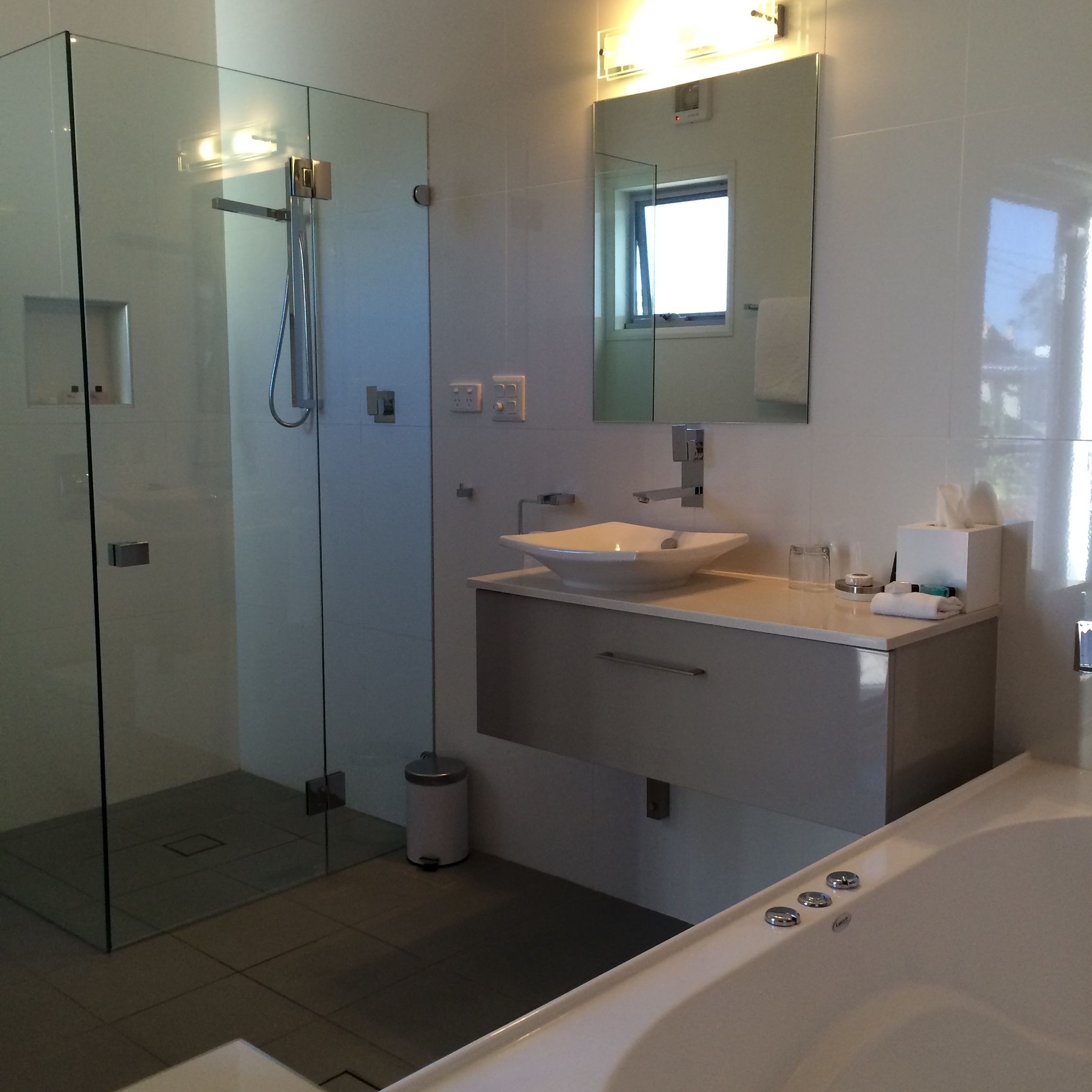 Queen Spa Suite | Bathroom | Free toiletries, hair dryer, bathrobes, towels