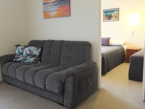 TV - Colonial Court Motel (Cambridge)