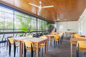 供應午餐和晚餐，泰國料理