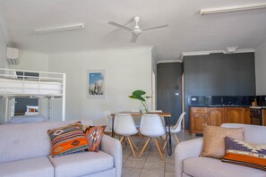 Living area - Motel Nomad Cairns (Westcourt)