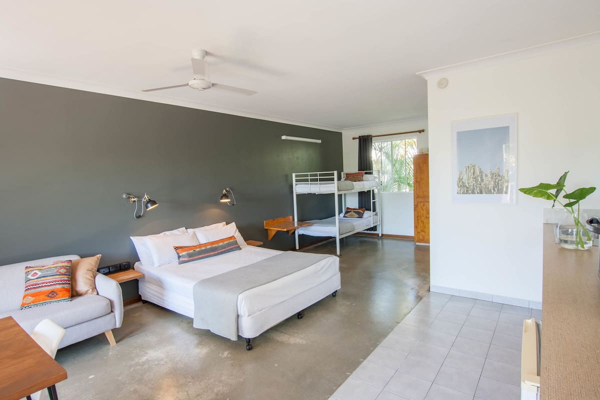 Cortinas blackout, tabla de planchar con plancha y wifi gratis
