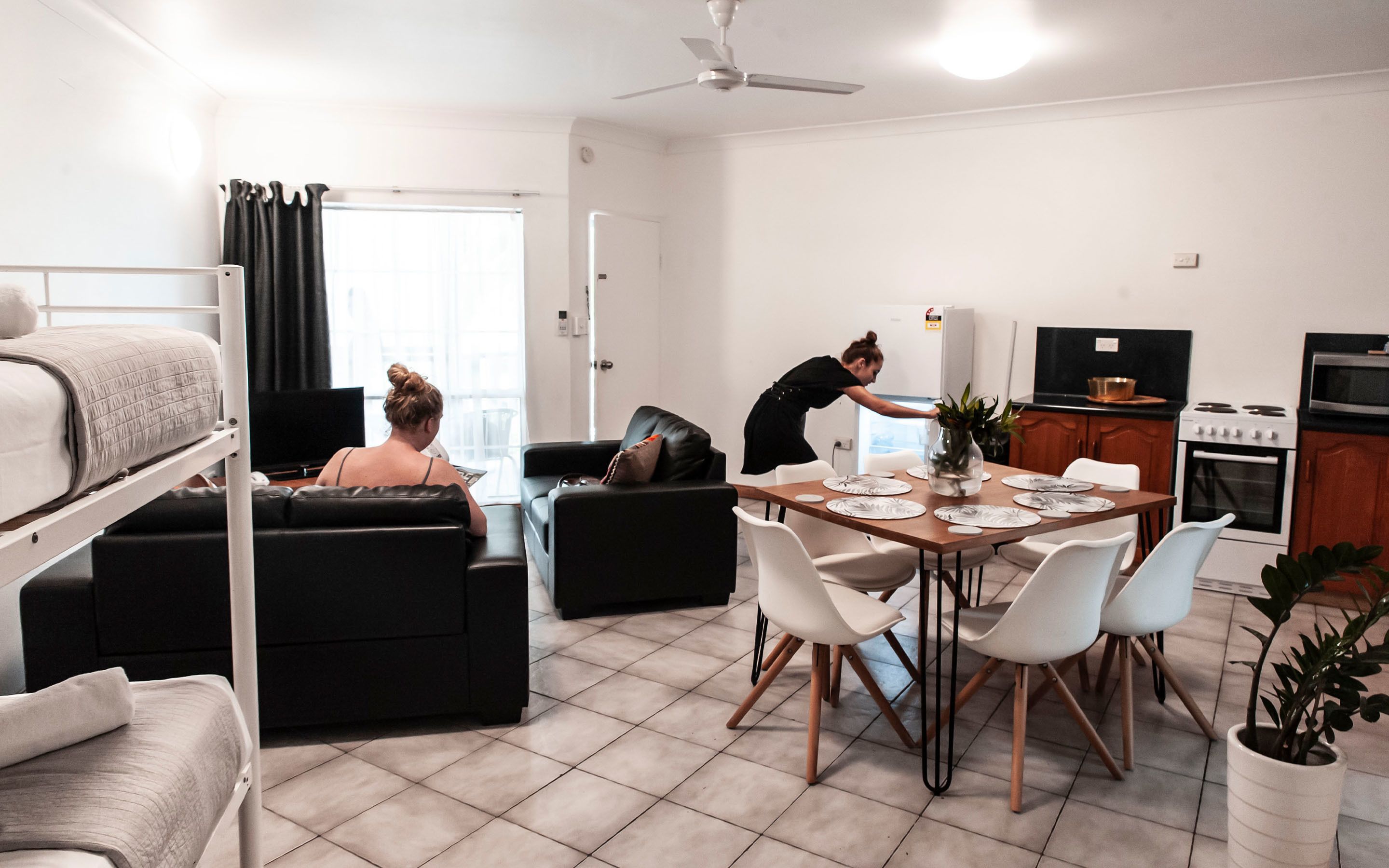 Un apartamento moderno con comedor, cocina y sala de estar.