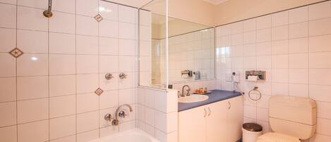 Un baño moderno con bañera, inodoro y lavamanos.