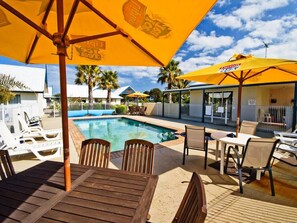 BBQ/picnic Area - Torquay Tropicana Motel (Torquay)