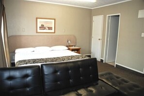 Bathroom sink - Fountain City Motor Inn (Hamilton)